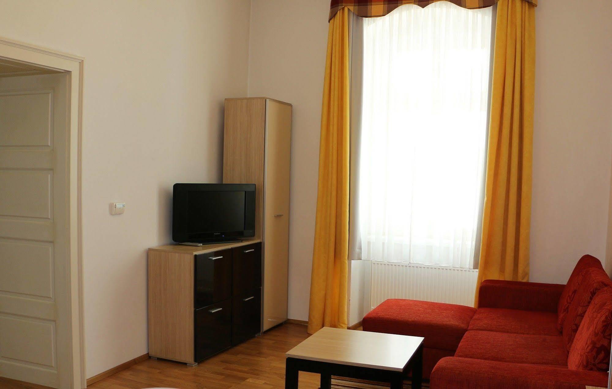 Central Apartmany Biela Street Братислава Екстер'єр фото